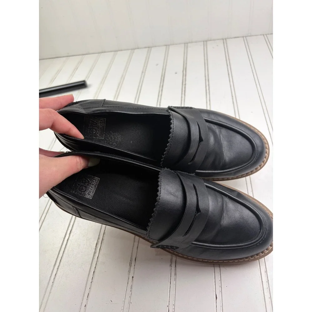 DV Dolce Vita Crisp Black Leather Lug Sole Penny Loafers Women's Size 8